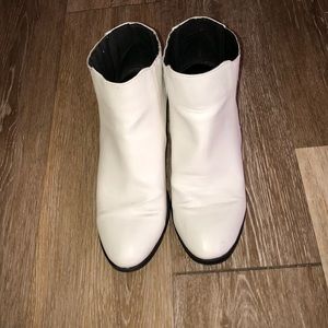 🌺White ankle boots. Size 6.